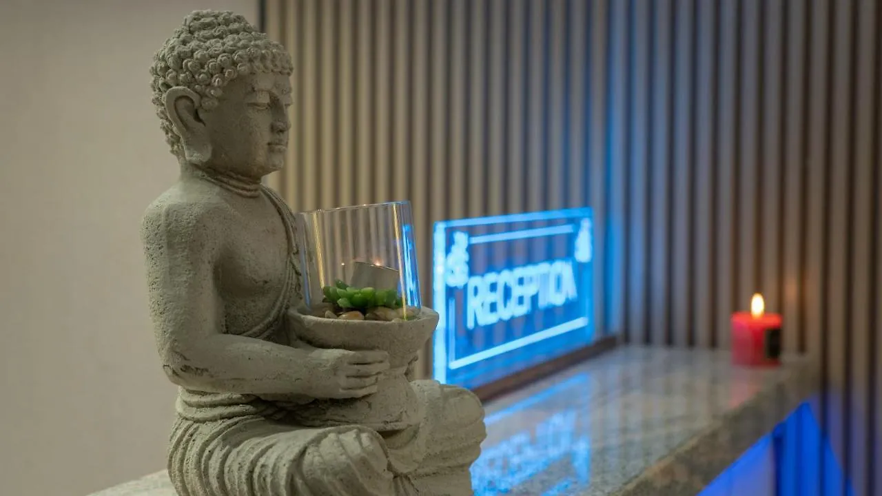 Doanesia Premium Hotel & Spa 地拉那