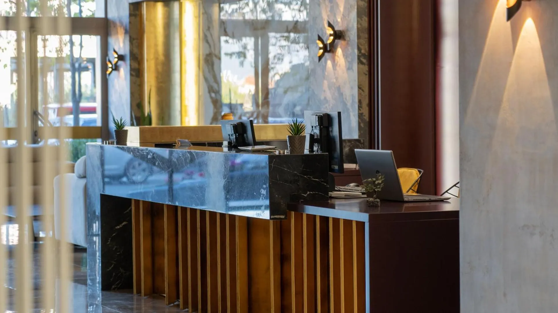 Doanesia Premium Hotel & Spa 地拉那
