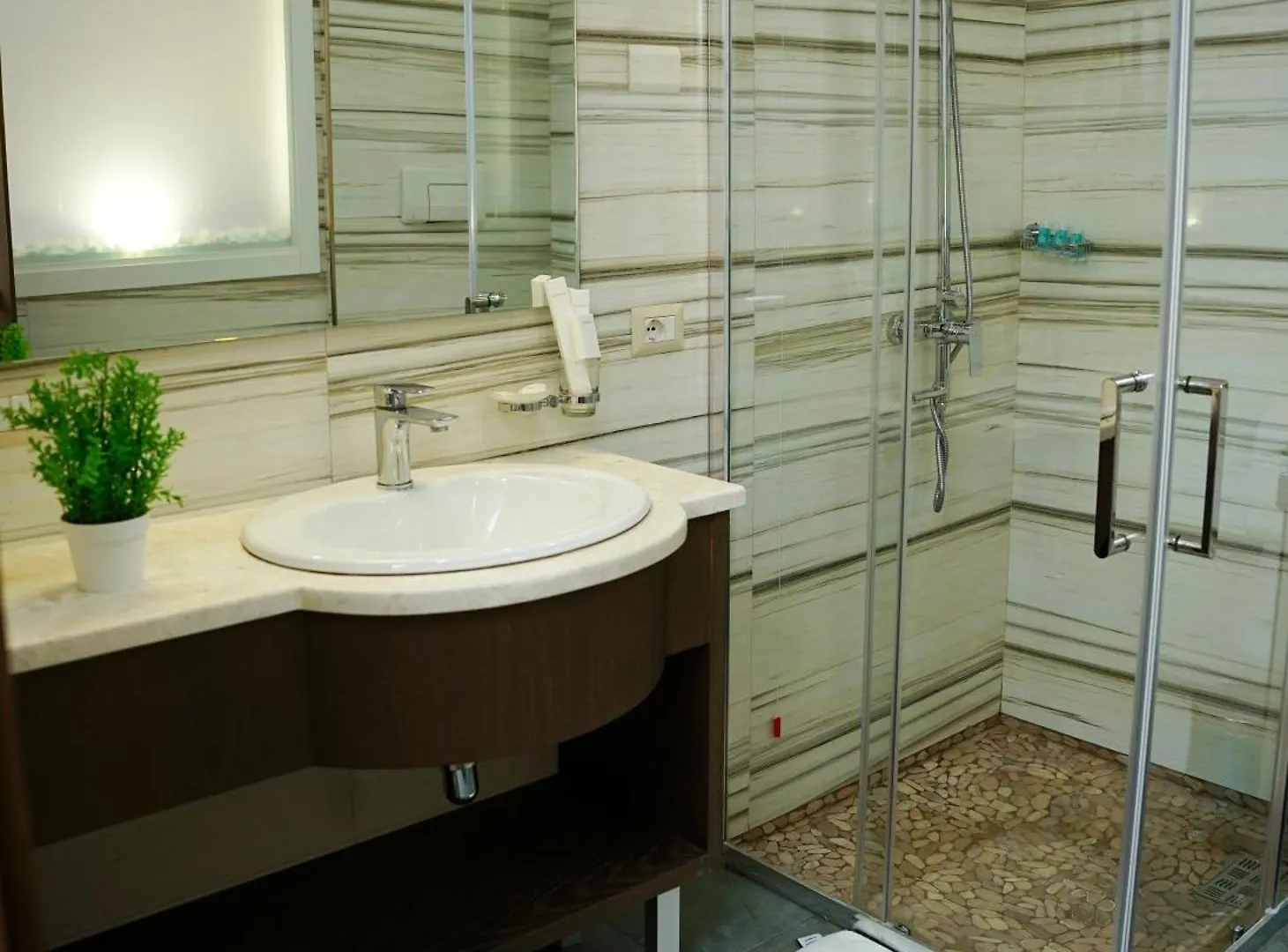 Doanesia Premium Hotel & Spa Tirana 4*,