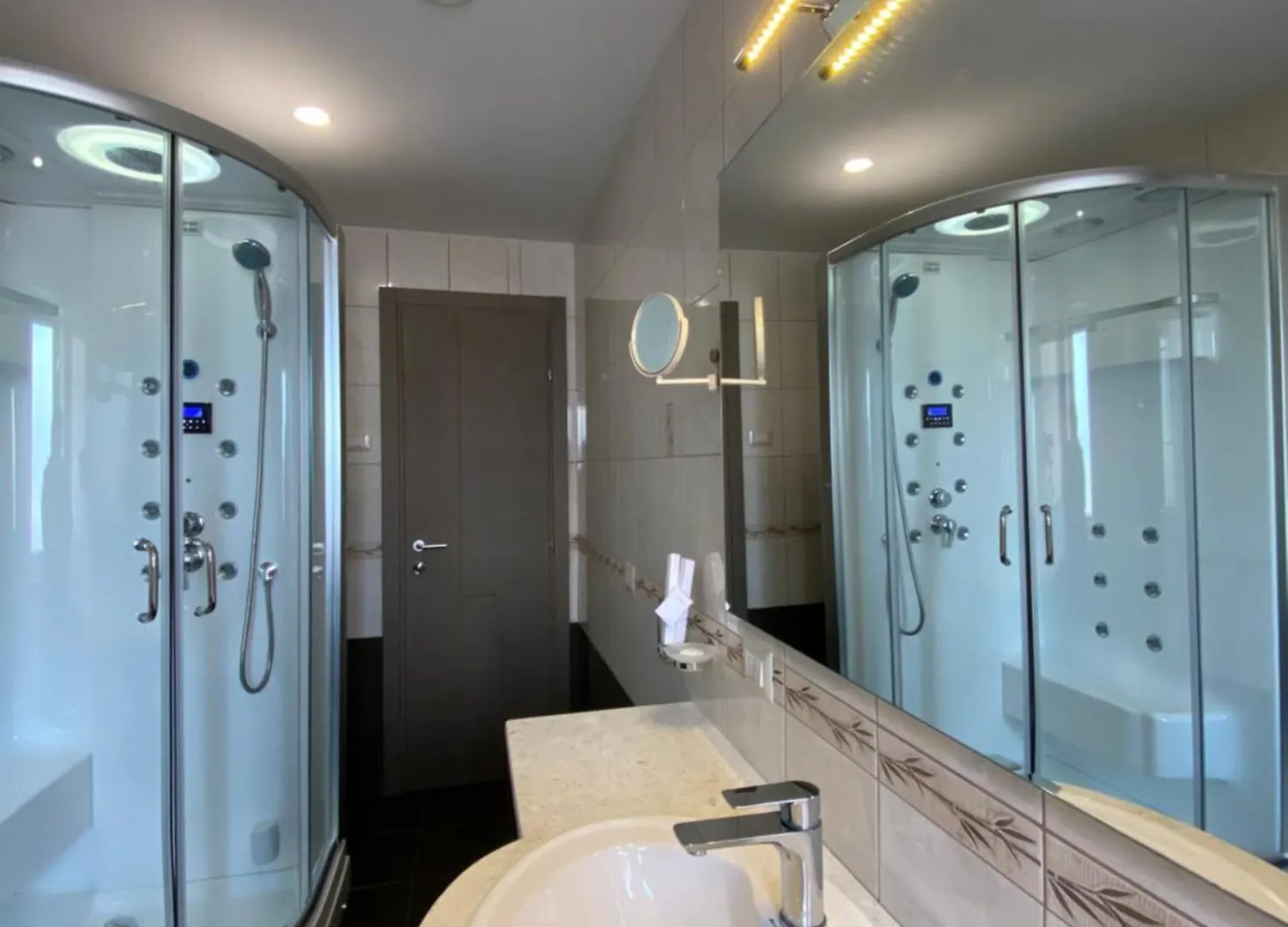 Doanesia Premium Hotel & Spa Tirana 4*,  Albania