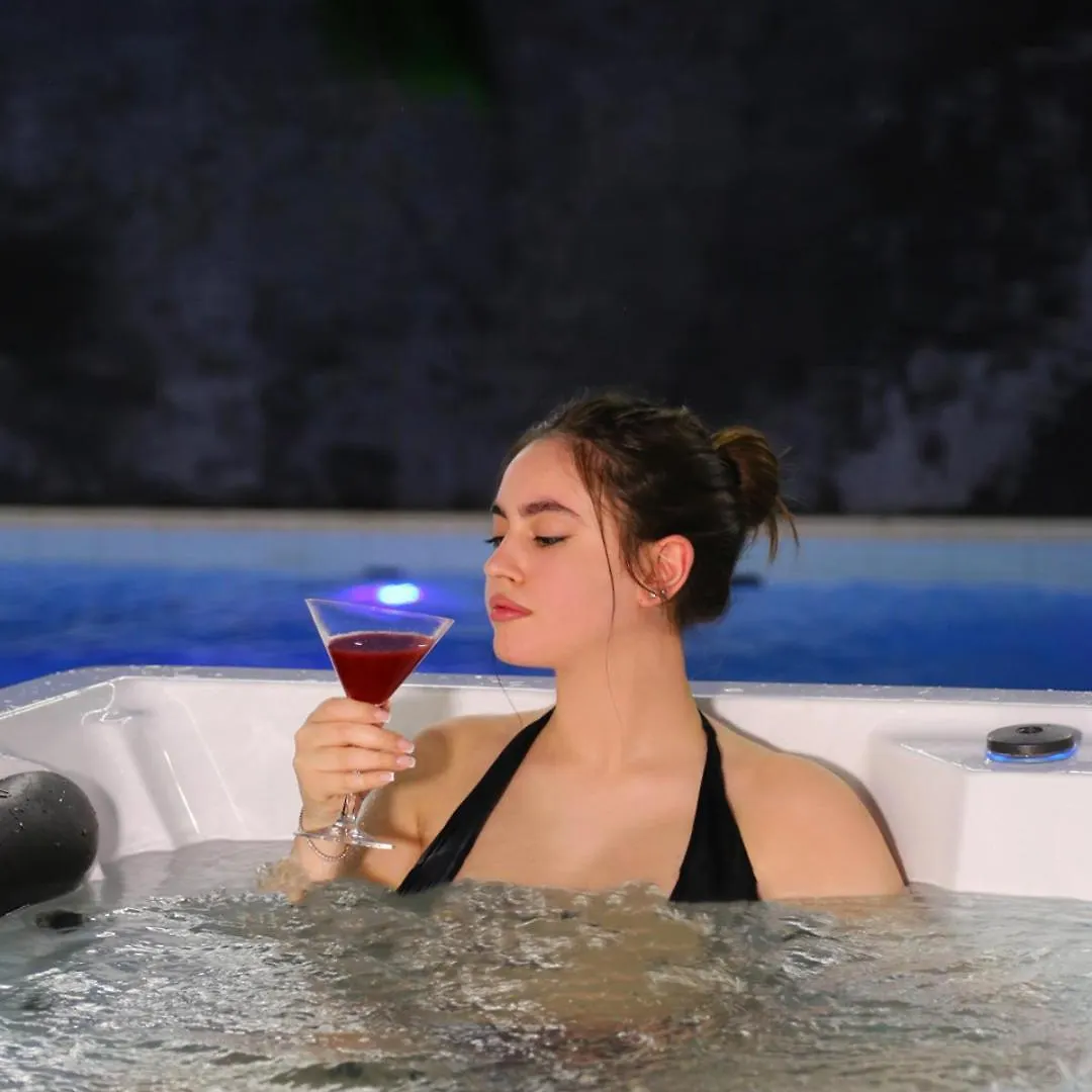 Doanesia Premium Hotel & Spa 地拉那 4*,